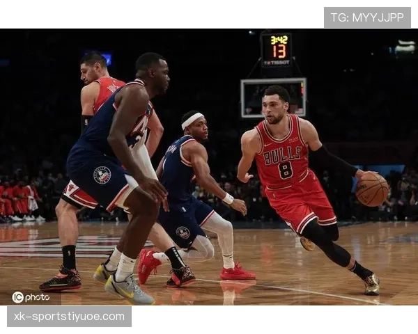 拉里·伯德连续三分关键出手拉开比分差距彰显团队战术核心价值